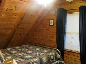 Secluded Pet-Friendly Log Cabin near Asheville, North Carolina