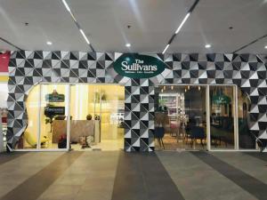 Red Residences Modern Apartment with City View in Makati