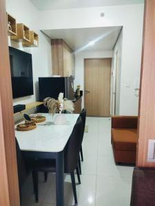 Red Residences Modern Apartment with City View in Makati