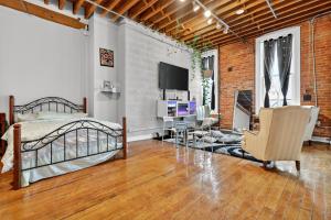 Huge MAN CAVE 2 mins from Downtown Detroit apts