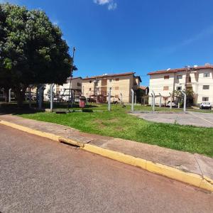 bairro Vila Albuquerque - apto em condomínio - 2 qtos com ar