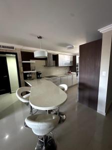 Apartamento Deluxe Costa Azul frente CC La Vela