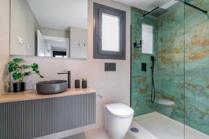 Private jacuzzi, heated pool, summer kitchen, AC