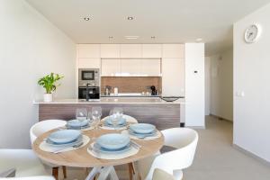 Private jacuzzi, heated pool, summer kitchen, AC