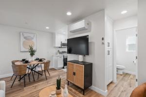 Modern Organic Retreat - New 2 Bed 2 Bath - Close to Beaches & Downtown