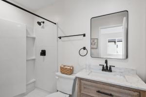 Modern Organic Retreat - New 2 Bed 2 Bath - Close to Beaches & Downtown