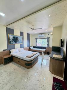 Trinetra Yatri Niwas