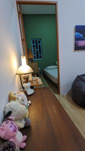 Blue house w garden & mountain view near center