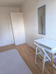 A bright, comfortable double room in family friendly household