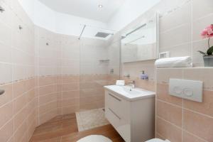 Villa San Martino With Heated Pool , Outside Jacuzzi & Hydromassage bathub