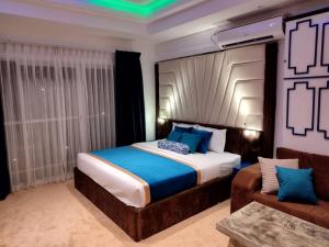 Somerset Beach front By ocean Breeze apartments,