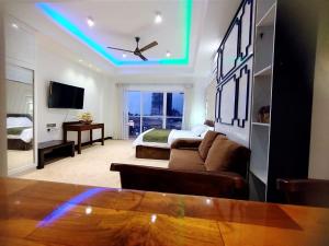 Somerset Beach front By ocean Breeze apartments,