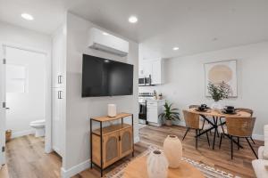 Modern Organic Getaway - New 2 Bed 2 Bath - Close to Beaches & Downtown