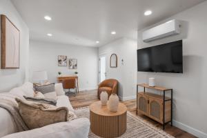 Modern Organic Getaway - New 2 Bed 2 Bath - Close to Beaches & Downtown