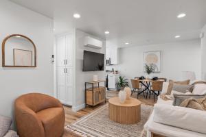 Modern Organic Getaway - New 2 Bed 2 Bath - Close to Beaches & Downtown