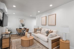 Modern Organic Getaway - New 2 Bed 2 Bath - Close to Beaches & Downtown