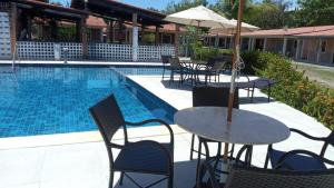 CASA no FORTE com 80 m2, 2 quartos com ar condicionado, cozinha completa, acomoda 8 pessoas, campinho, parquinho infantil, piscinas, área de lazer, estacionamento para 2 carros, WIFI, câmeras de segurança, portaria, ambiente familiar.