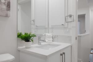 Townhome with Free Parking, Near Downtown