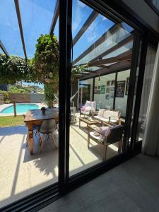 Morada de Francisco Casa com piscina perto do mar