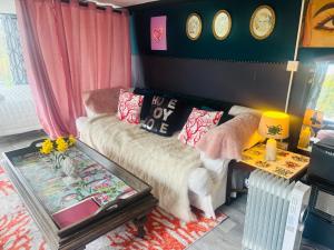 Lookout cabin farm stay firepit Hertford