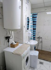 Lihnidos Home, Central Apartment, AC, Lake Access, Beach