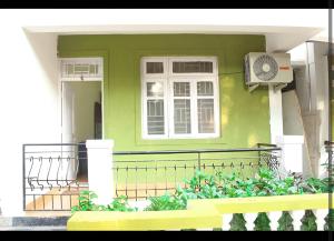 Spacious 2bhk kitchen, Wi-Fi, AC, near Candolim beach goa