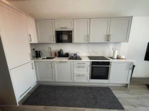 Luxury 1BR Modern Flat in London W7 with Terrace & Private Parking