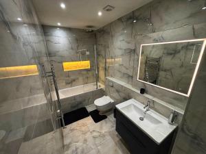 Luxury 1BR Modern Flat in London W7 with Terrace & Private Parking