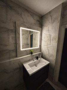 Luxury 1BR Modern Flat in London W7 with Terrace & Private Parking