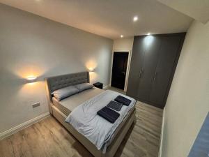 Luxury 1BR Modern Flat in London W7 with Terrace & Private Parking