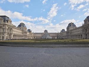 Louvre 1-Min Walk Elegant Studio