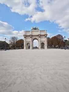 Louvre 1-Min Walk Elegant Studio