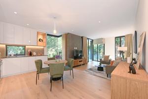 Streamside Luxury Apartment - Newlands Village
