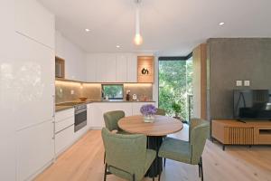 Streamside Luxury Apartment - Newlands Village
