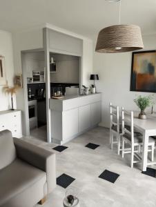 Le Richelieu apartment with small sea view
