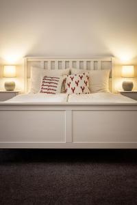 Rheinblick und Yachthafen mit privatem Stellplatz