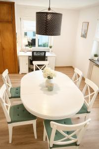 Rheinblick und Yachthafen mit privatem Stellplatz