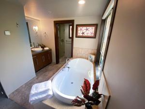 Stylish Family Condo at Beachfront Resort