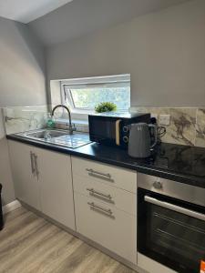 Train Station Cosy 2 Bed Apartments - Free Parking & WiFi