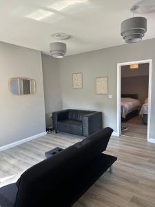 Train Station Cosy 2 Bed Apartments - Free Parking & WiFi