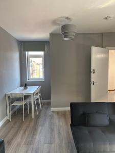 Train Station Cosy 2 Bed Apartments - Free Parking & WiFi