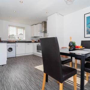 Three Bedroom House - Garden - Off Street Parking 98C