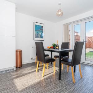 Three Bedroom House - Garden - Off Street Parking 98C