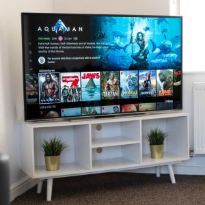 Three Bedroom House - Garden - Off Street Parking 98C