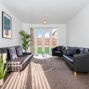 Three Bedroom House - Garden - Off Street Parking 98C