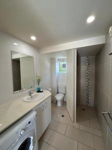 Luxury Coastal Escape at Endeavor Inn - Emu Park