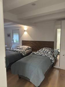 Traumhaft modernes Zimmer mit Doppelbett,,,,Gemeinschaftsbad und WC in 78554 Aldingen
