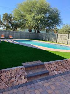 Winter Retreat - 3BR Midtown Home w Fire Pit