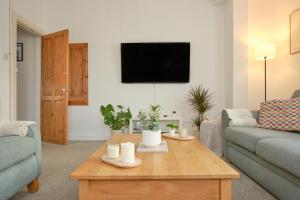 3-Bed Entire Garden Home, Walk to Beach