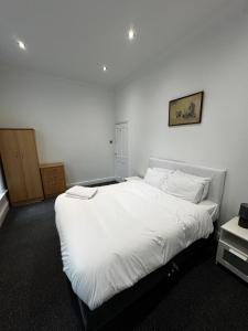 No 4 AT SANDRINGHAM - LARGE 2 BED NEAR SEFTON PARK